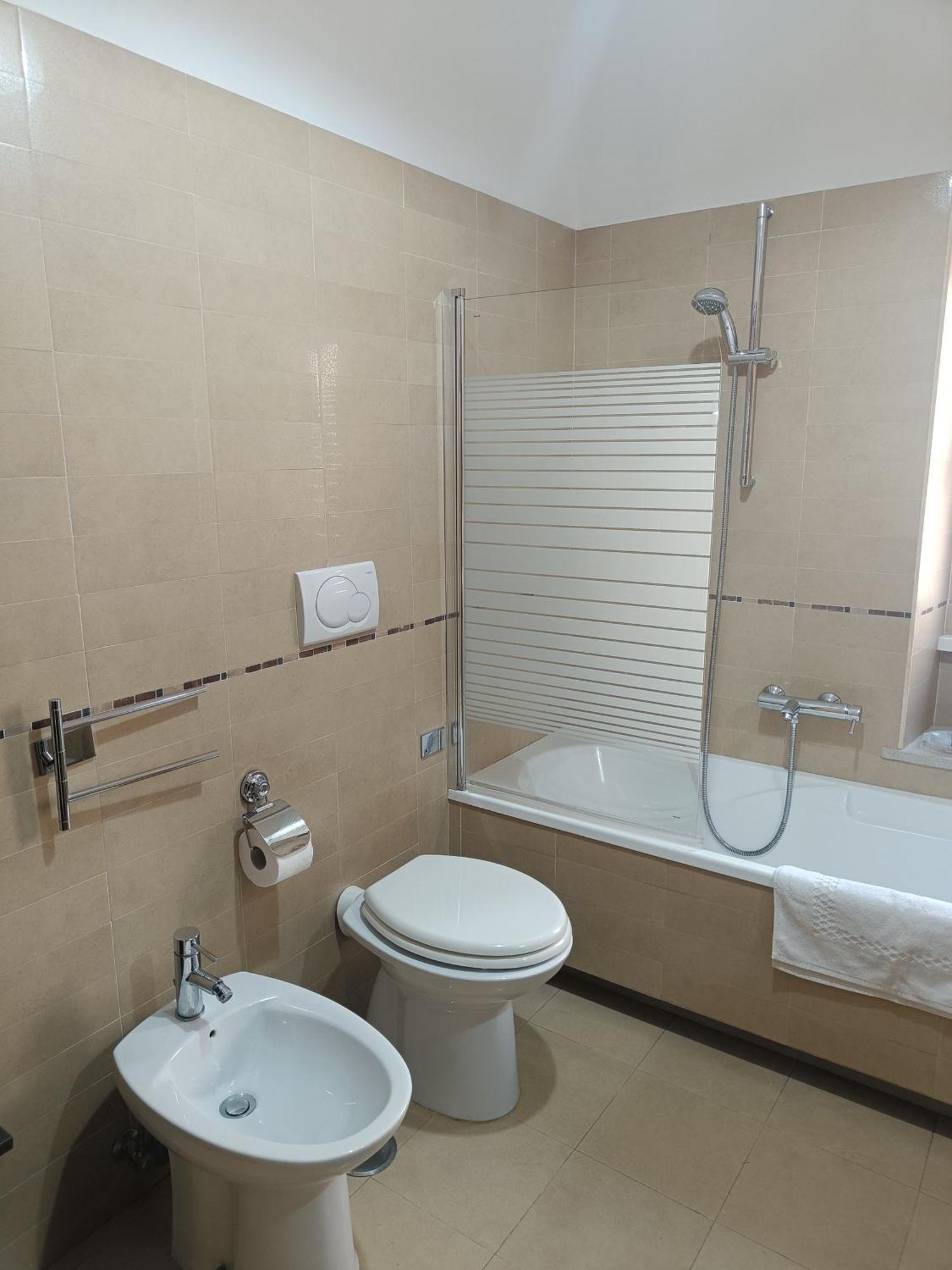 Tia Tourist Apartment โรม ภายนอก รูปภาพ